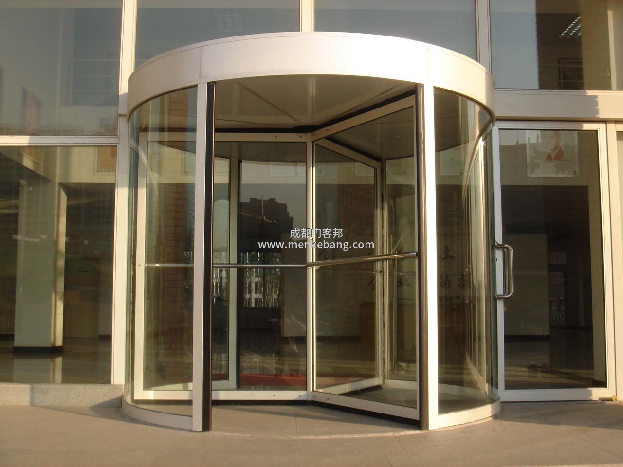 旋轉(zhuǎn)自動門如何選擇