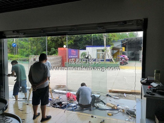 雙流公興鎮(zhèn)自動感應門安裝案例,成都雙流美食展廳感應門案例